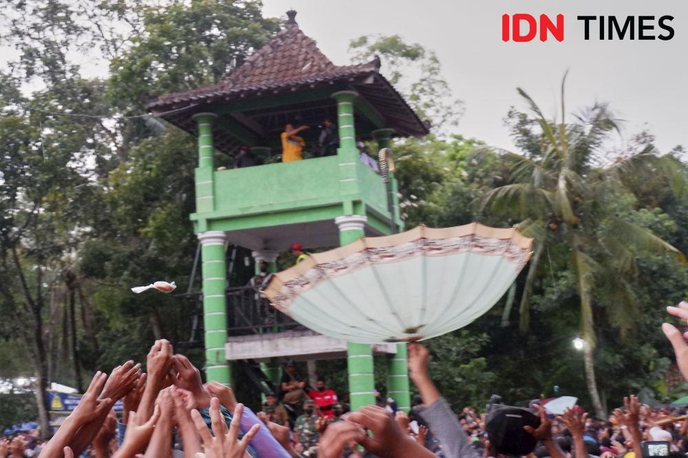 Warga merebut kue apem yang melambangkan ampunan dalam tradisi Saparan Wonolelo (IDN Times/Yogie Fadila)