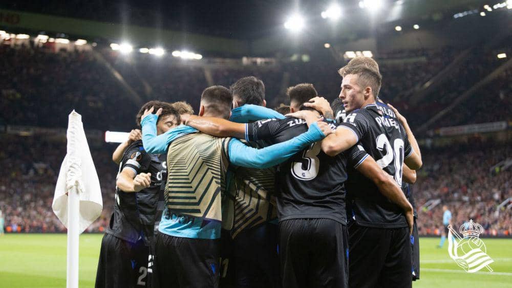 Para pemain Real Sociedad melakukan selebrasi setelah Brais Méndez mencetak gol ke gawang Manchester United pada matchday pertama Liga Europa 2022/2023. (twitter.com/RealSociedad)