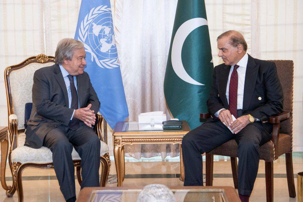 Potret Sekretaris Jenderal PBB, Antonio Guterres (kiri) bersama Perdana Menteri Pakistan, Shehbaz Sharif di Islamabad, Jumat (9/9/2022) (twittter.com/antonioguterres)