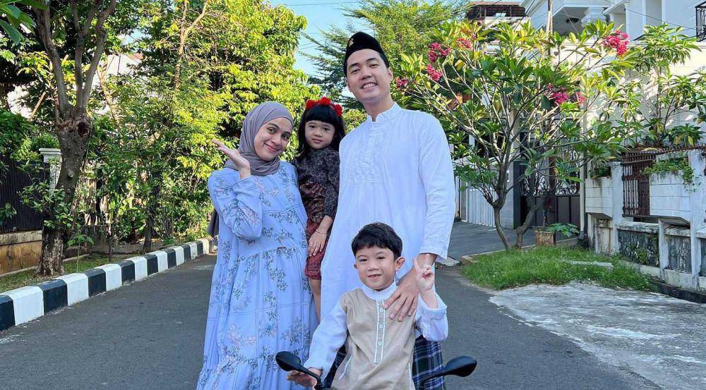 potret keluarga Gina & Kinos (instagram.com/@missnyctagina)