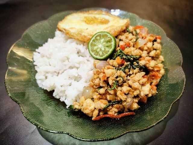 sajian Thai chicken basil (instagram.com/w1ndy_kei)