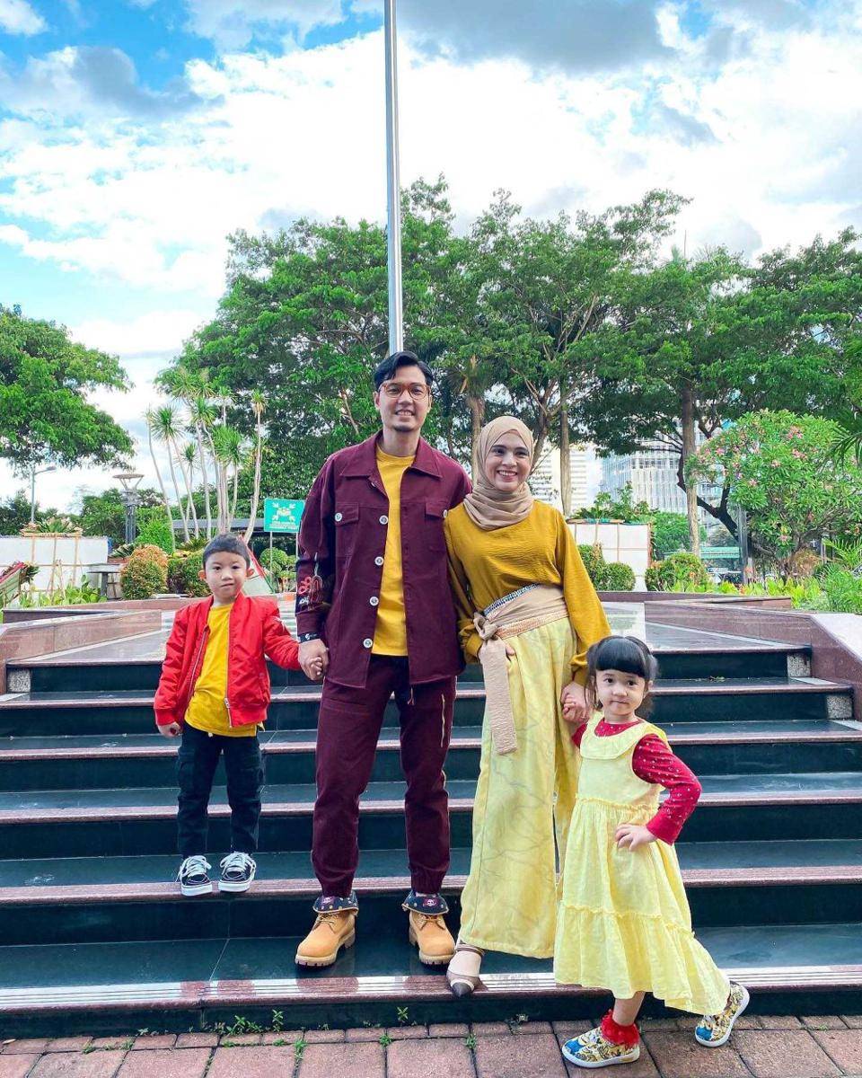 potret keluarga Gina & Kinos (instagram.com/@missnyctagina)