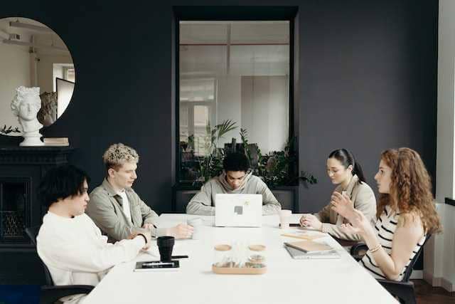 ilustrasi wanita berargumen (pexels.com/cottonbro)