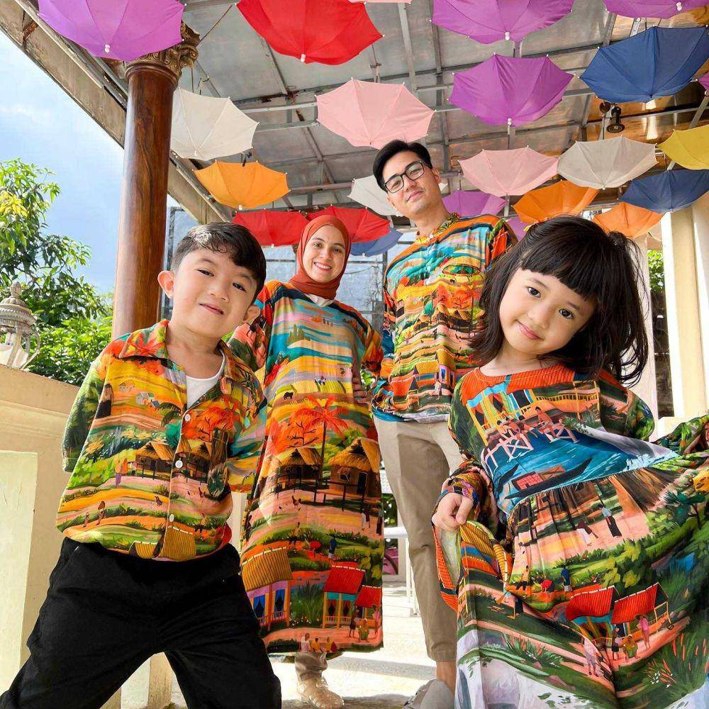 potret keluarga Gina & Kinos (instagram.com/@missnyctagina)