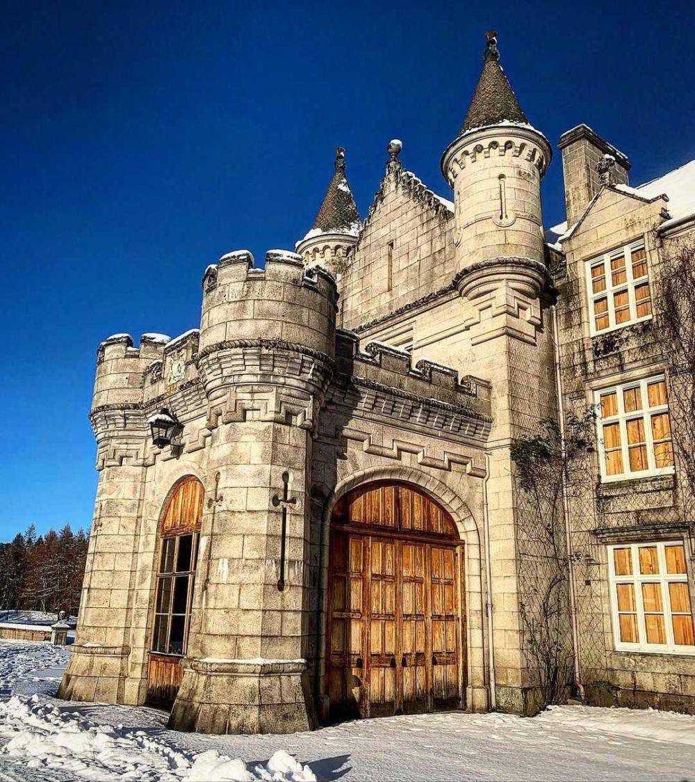 pintu depan Balmoral Castle (instagram.com/balmoral_castle)