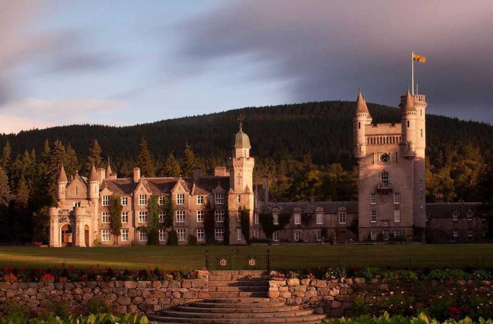 10 Potret Indah Balmoral Castle, Istana Favorit Ratu Elizabeth II