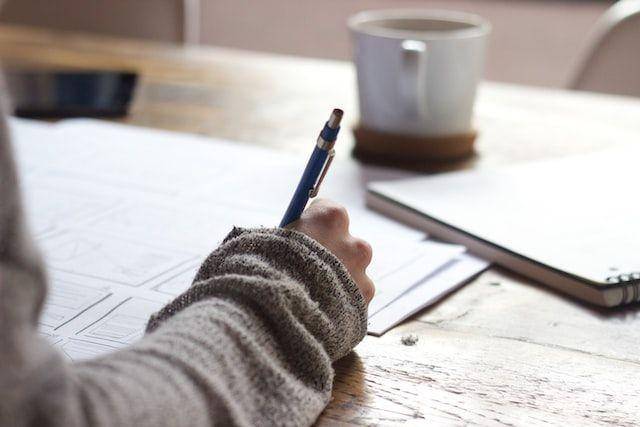 Ilustrasi mengerjakan soal (unsplash.com/craftedbygc)