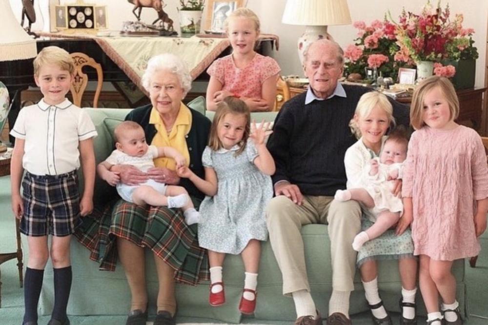 13 Potret Kenangan Ratu Elizabeth II dan Keluarga Besar Royal Inggris