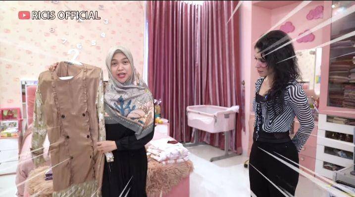 momen Kak Jill dipakaikan hijab oleh Ria Ricis (youtube.com/Ricis Official)