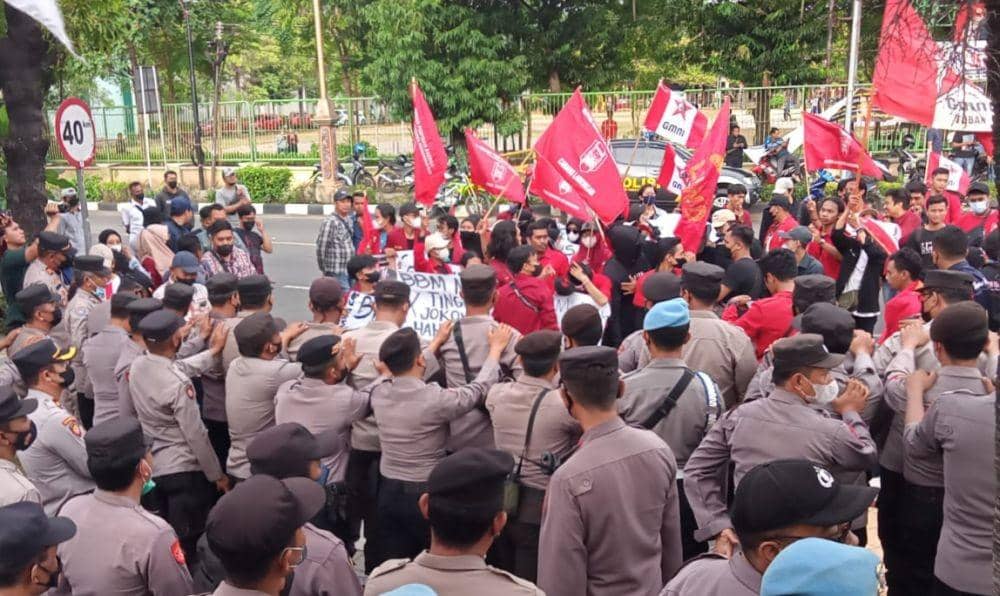 Puluhan mahasiswa di Tuban berunjuk rasa menolak kenaikan BBM. IDN Times/Imron