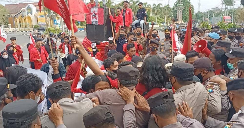 Demo Tolak Kenaikan BBM di Tuban, Mahasiswa dan Polisi Nyaris Ricuh