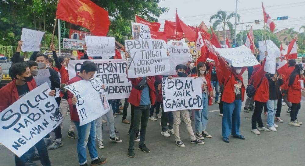 Puluhan mahasiswa di Tuban berunjuk rasa menolak kenaikan BBM. IDN Times/Imron