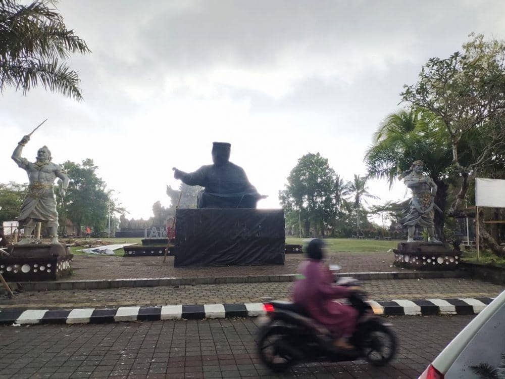 Patung Bung Karno berhasil dipindahkan dari catus pata Kediri ke Taman Bung Karno (Dok.IDN Times/Istimewa)