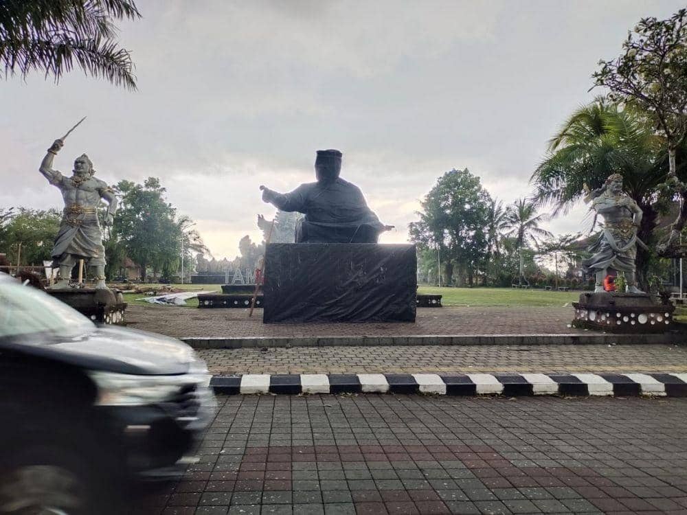 Patung Bung Karno berhasil dipindahkan dari catus pata Kediri ke Taman Bung Karno (Dok.IDNTimes/Istimewa)