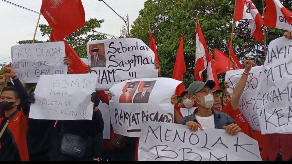 Puluhan mahasiswa di Tuban berunjuk rasa menolak kenaikan BBM. IDN Times/Imron