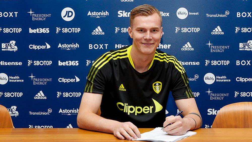Kristoffer Klaesson menandatangani kontrak bersama Leeds United. (leedsunited.com)