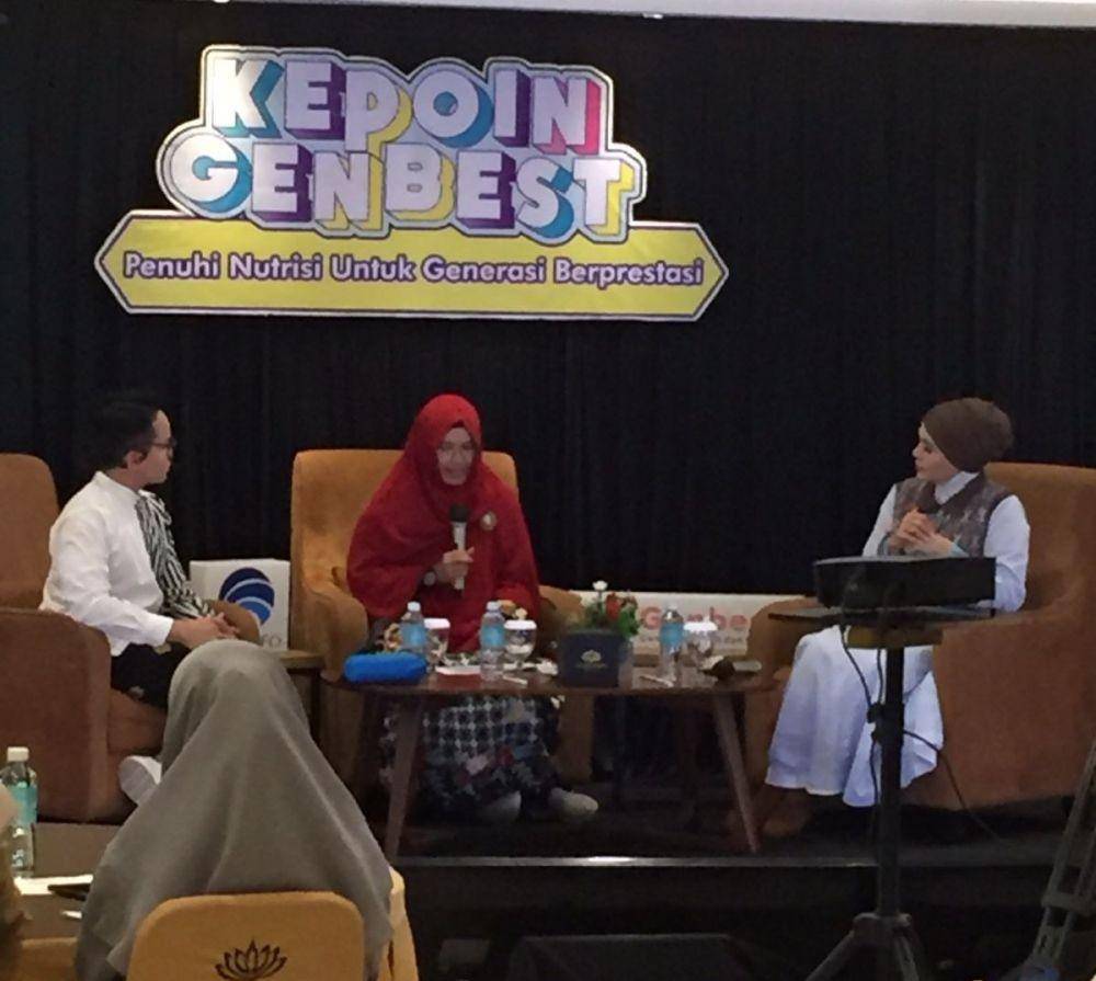 Direktur IKPMK Dirjen Informasi dan Komunikasi Publik Kemenkominfo Wiryanta, Kepala Bidang Pelayanan Kesehatan, Dinas Kesehatan Provinsi Aceh, Yuanita Ananda, dan aktris sekaligus dokter, Lula Kamal hadir dalam Diseminasi Informasi dan Edukasi Percepatan Penurunan Stunting bertajuk Kepoin GenBest: Penuhi Nutrisi untuk Generasi Berprestasi di Banda Aceh, Kamis (8/9). (Dok. Kemenkominfo)