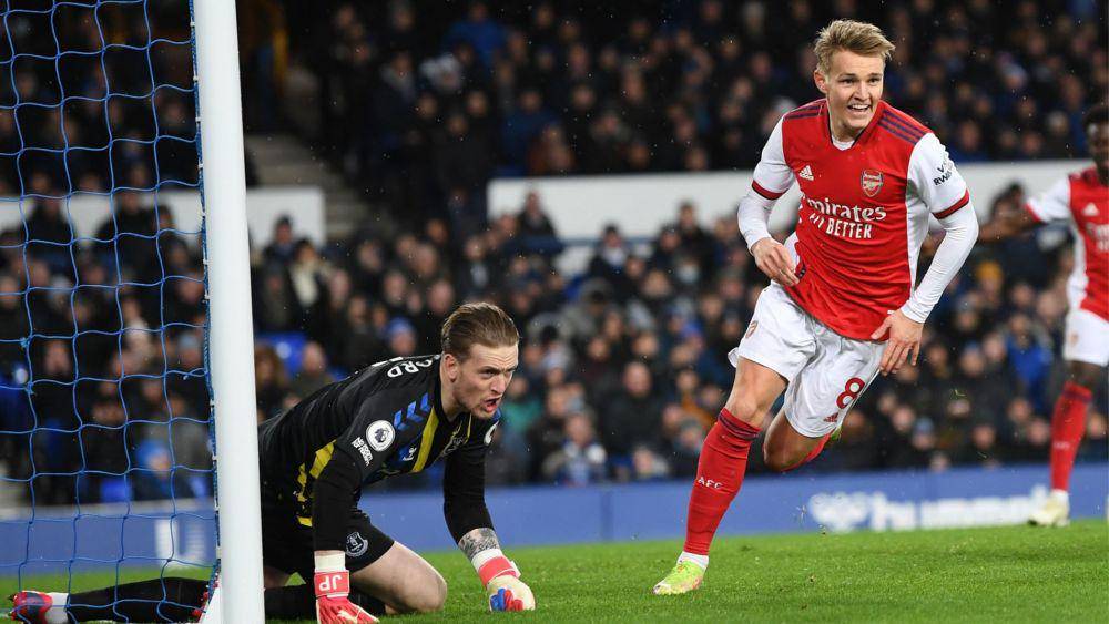 Martin Odegaard merakan golnya saat melawan Everton. (twitter.com/arsenal)