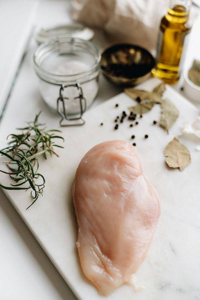ilustrasi dada ayam fillet (pexels.com/alleksana)