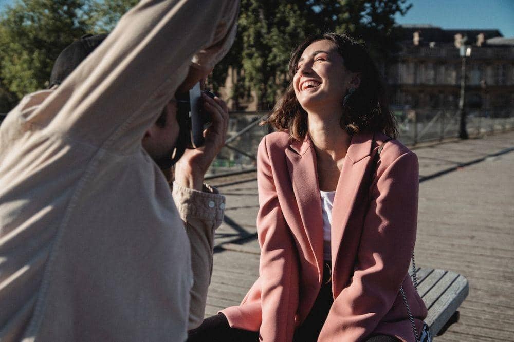 ilustrasi wanita tertawa saat difoto (pexels.com/bethany ferr)