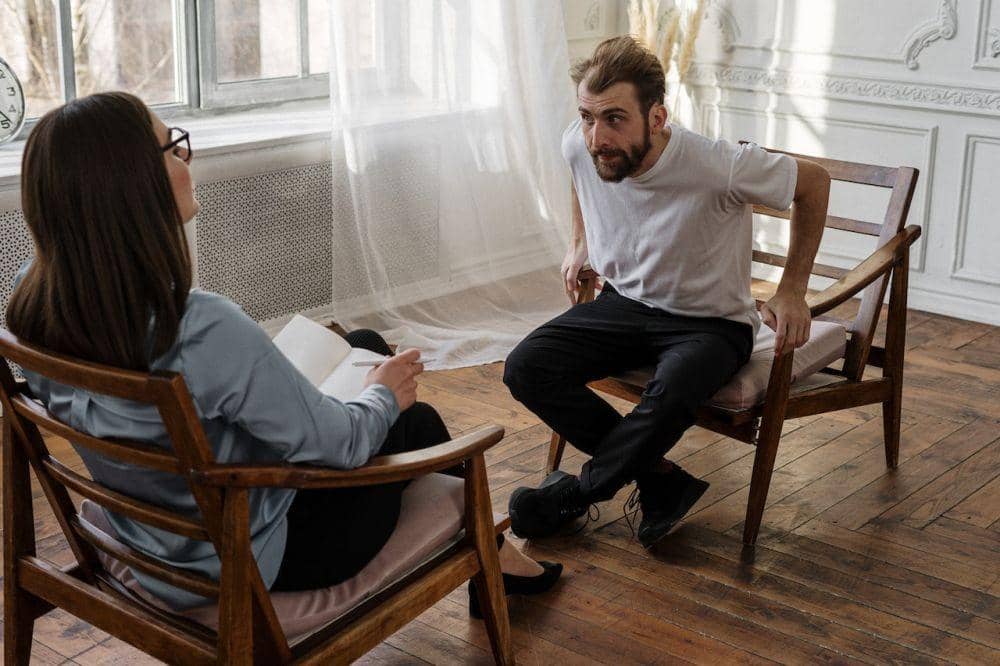 ilustrasi pria emosional (pexels.com/cottonbro)