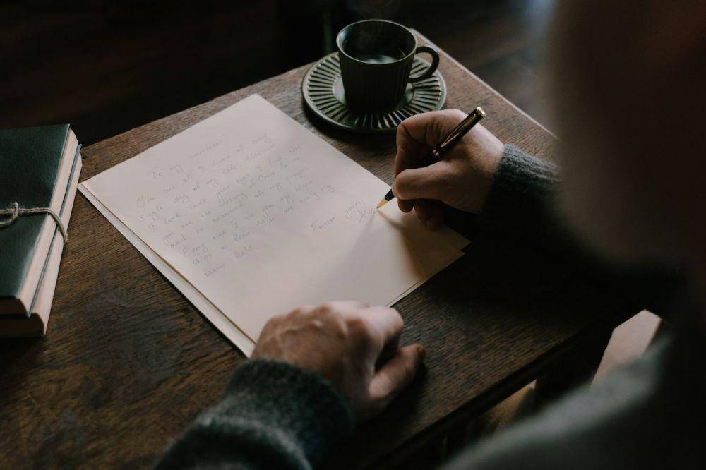 Tanda awal penyakit Parkinson salah satunya adalah perubahan pada tulisan tangan. (pexels.com/cottonbro)