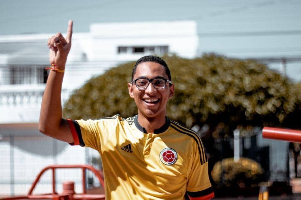 ilustrasi pria mengacungkan tangan (pexels.com/luis quinter)