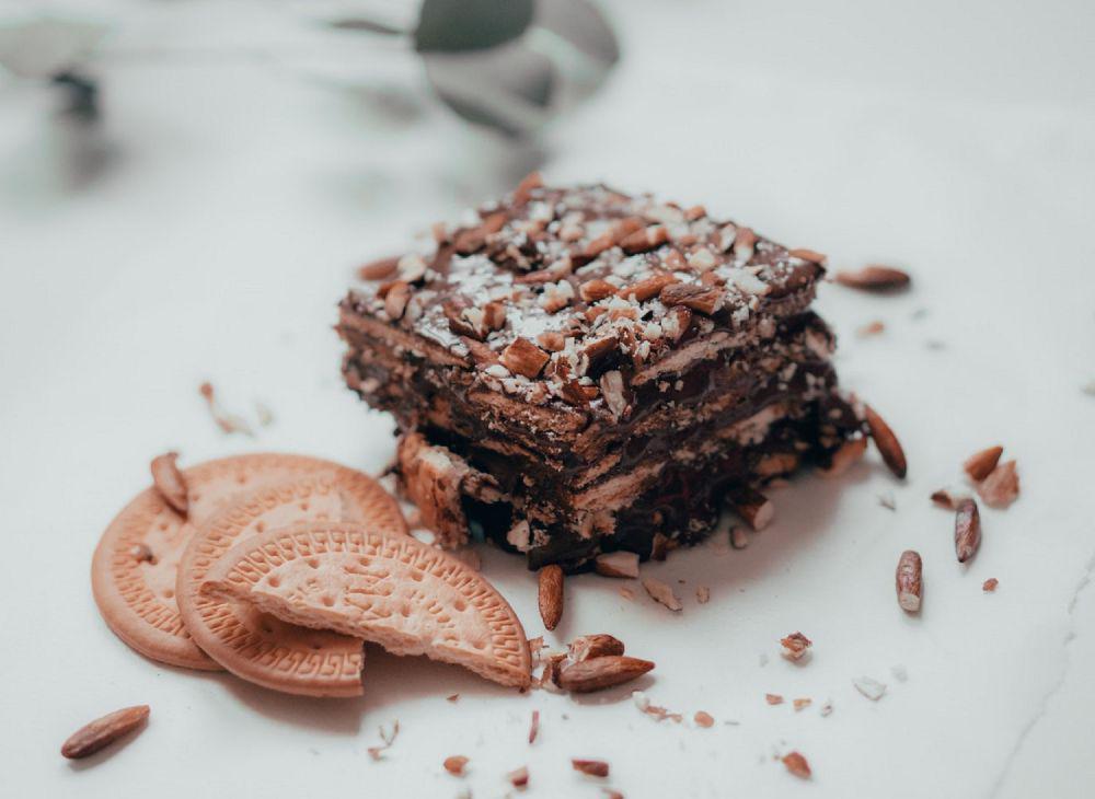 ilustrasi chocolate biscuit cake (pexels.com/Maahid Photos)