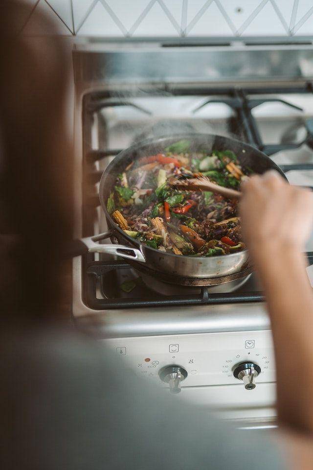 ilustrasi memasak thai chicken basil (pexels.com/Taryn Elliott)