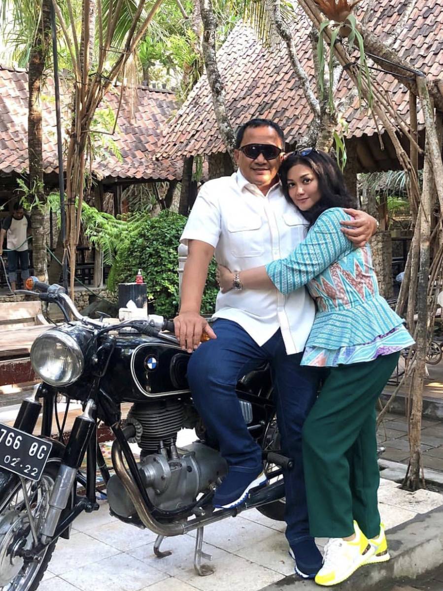 Bella Saphira dan suami (instagram.com/bellasaphiraofficial)