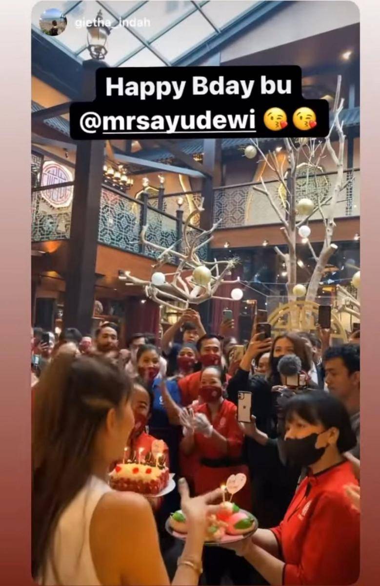 Ayu Dewi (instagram.com/mrsayudewi)