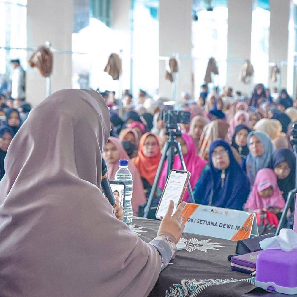 potret Oki Setiana Dewi safari dakwah ke Sumatra Barat (instagram.com/okisetianadewi)