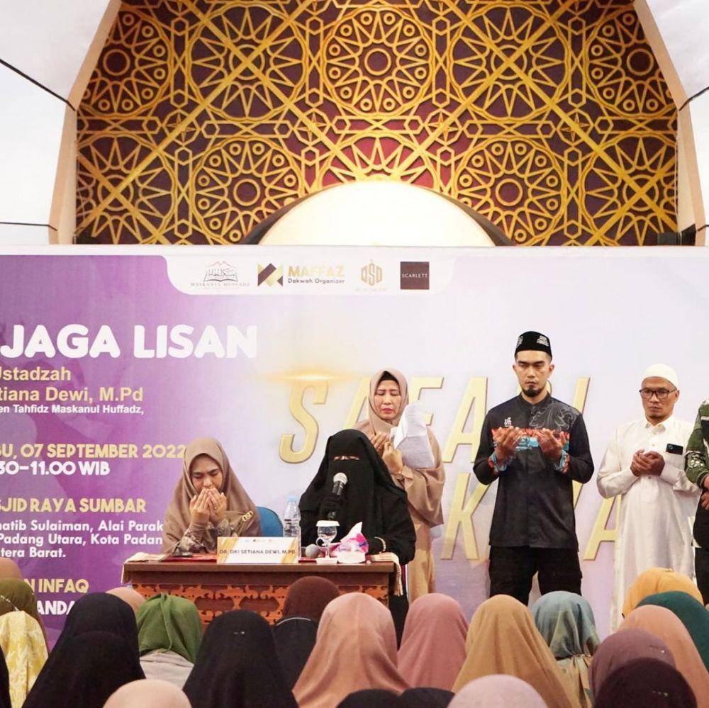 potret Oki Setiana Dewi safari dakwah ke Sumatra Barat (instagram.com/okisetianadewi)