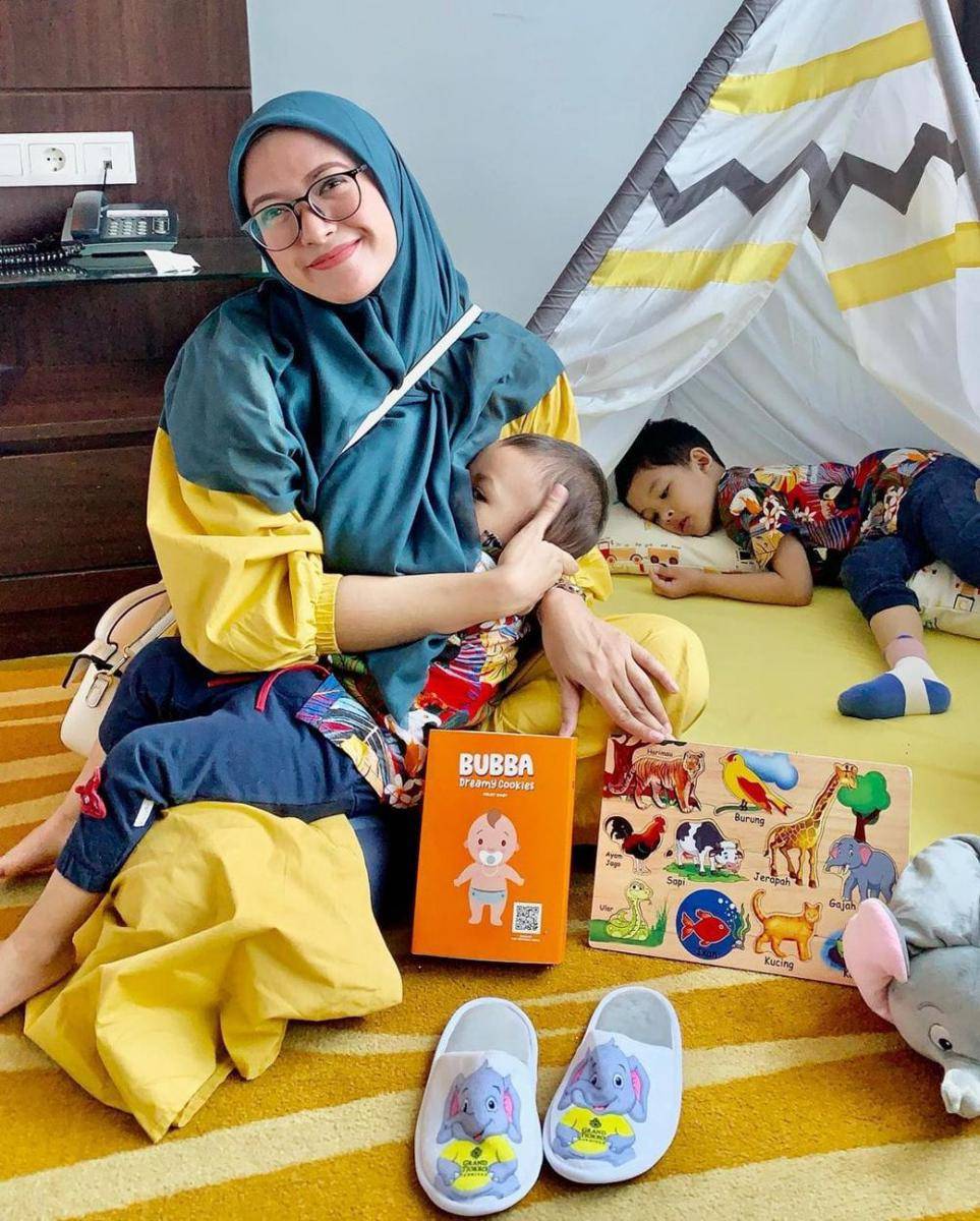 Adhitya Putri dan buah hati (instagram.com/adhityaputri)