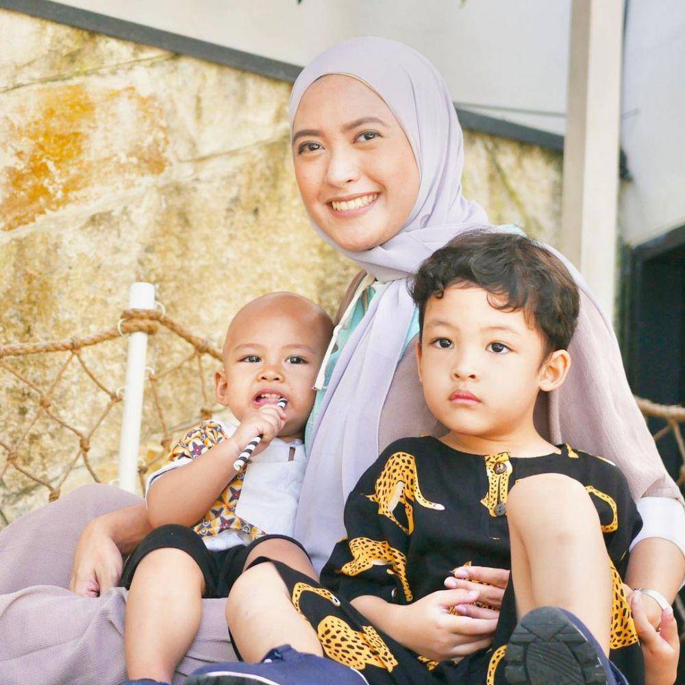 Adhitya Putri dan buah hati (instagram.com/adhityaputri)