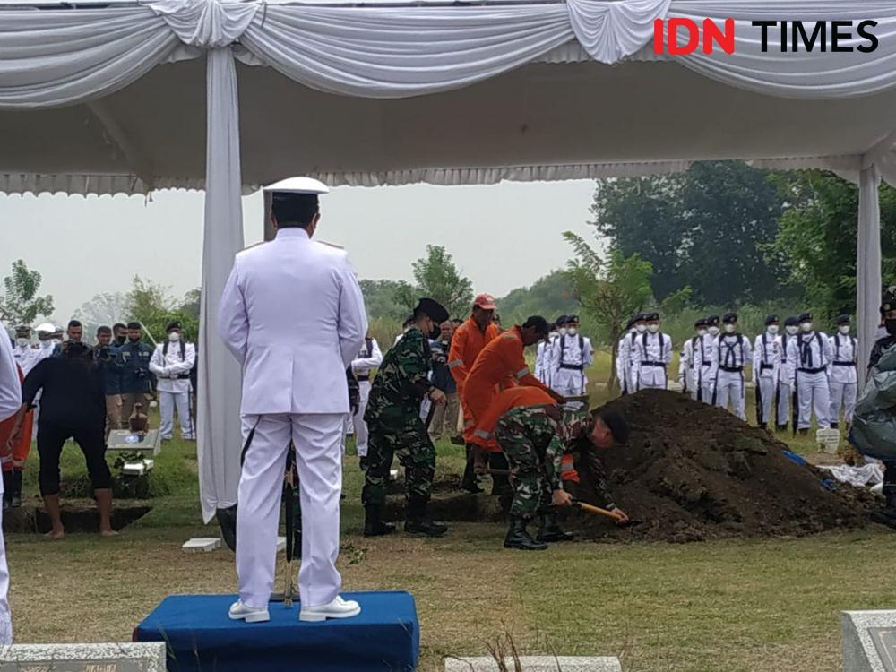 Suasana Haru Prosesi Pemakaman Pilot Pesawat G-36 Bonanza T-2503