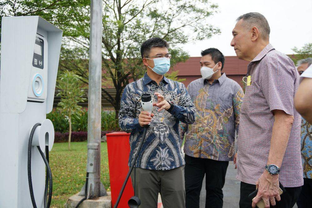 Jusuf Hamka melihat cara mengecas Wuling Air ev (dok. Wuling)