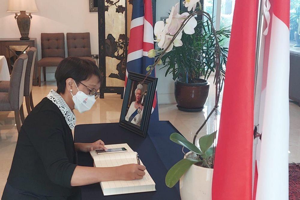 Menlu Retno Tanda Tangan Buku Duka untuk Ratu Elizabeth II