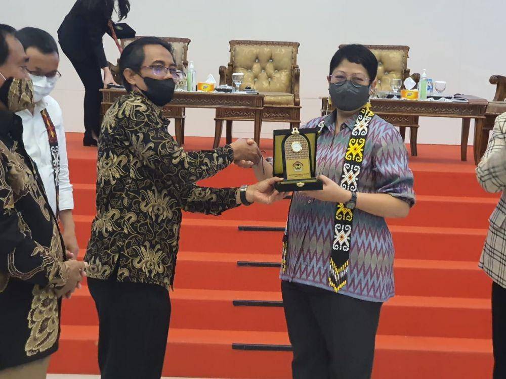Kepala Biro Humas KPK, Yuyuk Andriati (kanan) usai Kuliah Umum KPK di Universitas Panca Bhakti Pontianak (dok. Humas KPK)