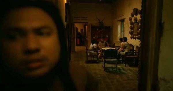 Keanu mengeluh karena rombongannya terancam diusir ( Dok. Starvision Plus / Keramat 2 )