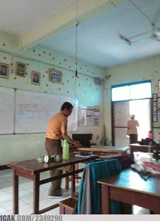 memanfaatkan colokan kocak (1cak.com)