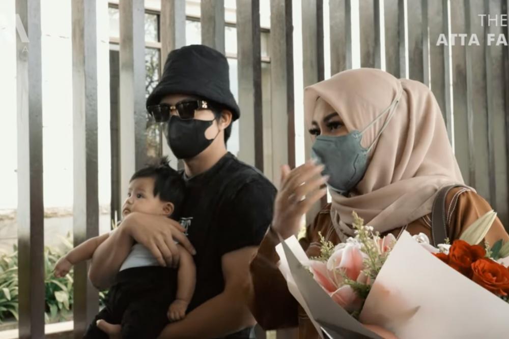 10 Momen Ameena Nemenin Atta Aurel di Kerja di Bali, Gak Rewel!