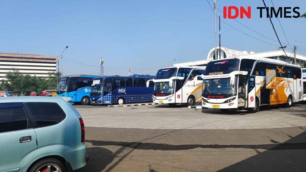 Sejumlah bus Bandara terparkir di Terminal Terpadu Kota Depok. (IDNTimes/Dicky)