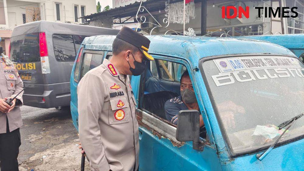 kapolres Metro Depok, Kombes Imran Edwin Siregar saat menanyakan dampak kenaikan harga BBM kepada pengemudi angkot di Kota Depok. (IDNTimes/Dicky)