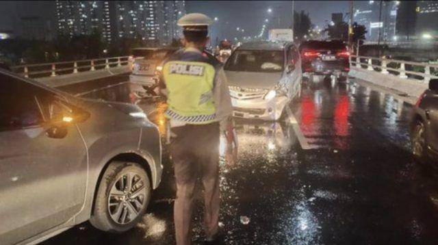 Kecelakaan lalu lintas di Tol Jelambar. Foto: Dok NTMC.