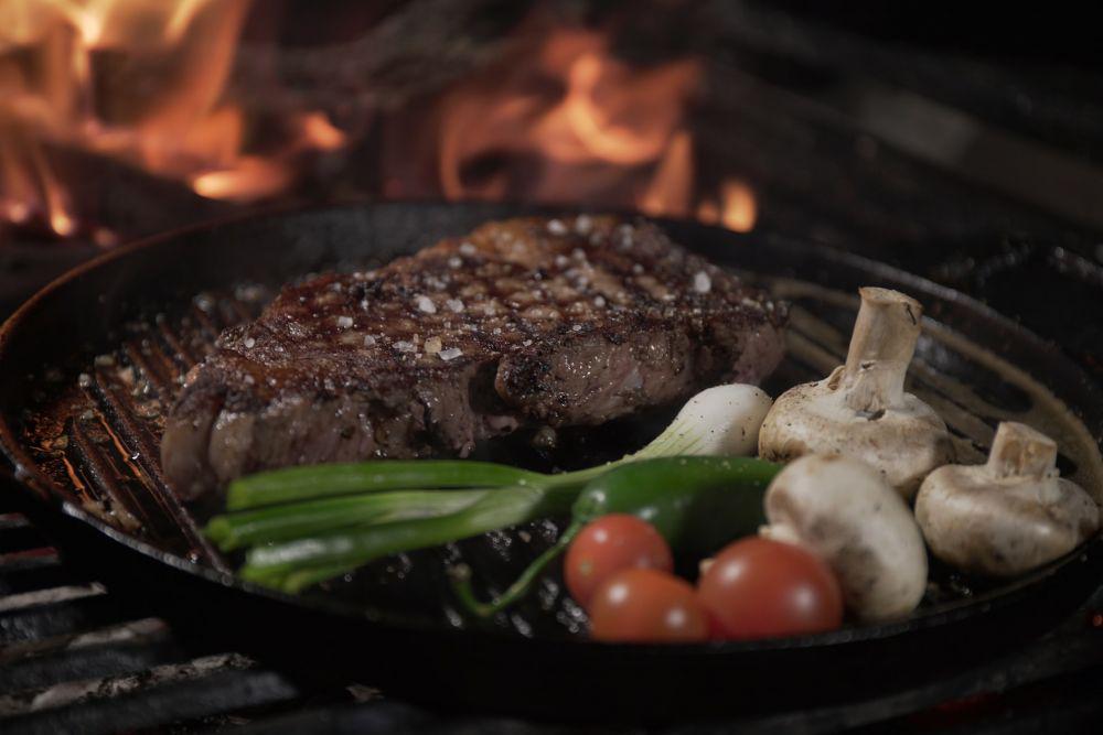 5 Cara Memasak Steak supaya Makin Lezat, Dagingnya Juicy Banget!