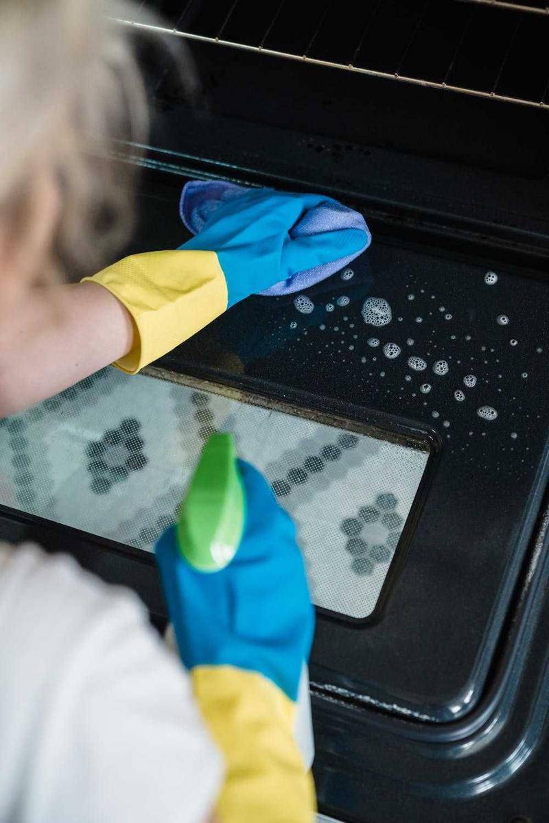 membersihkan pintu oven (pexels.com/Liliana Drew)