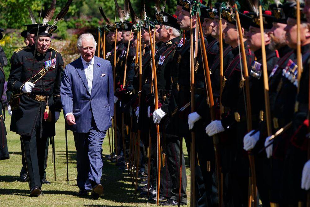 Charles III saat menghadiri parade khusus di Istana Holyroodhouse pada 30 Juni 2022. (Twitter.com/Royal Family)