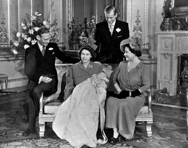 Raja Charles III bersama kedua orang tuanya, Ratu Elizabeth II dan Pangeran Philip serta sang kakek, George VI. (commons.m.wikimedia.org/Anefo)