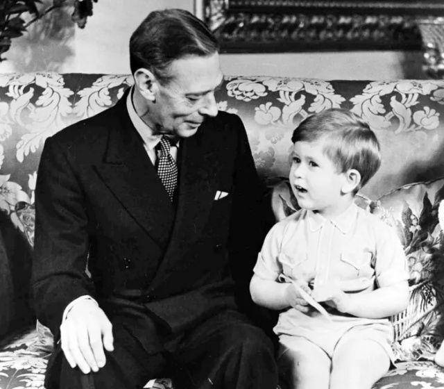 Raja Charles III bersama kakeknya, Raja George VI. (princeofwales.gov.uk)